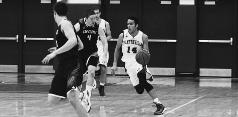 Men’s basketball tops Blugolds