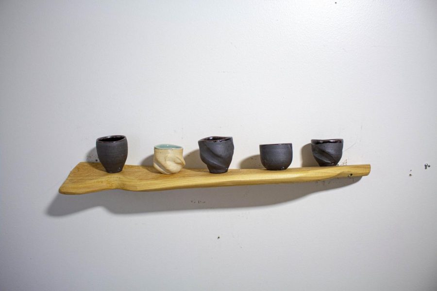 “Media: Black clay, porcelain and wood
Year: 2022”